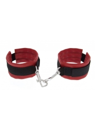 Красно-чёрные полиуретановые наручники Luxurious Handcuffs - Blush Novelties - купить с доставкой в Чебоксарах